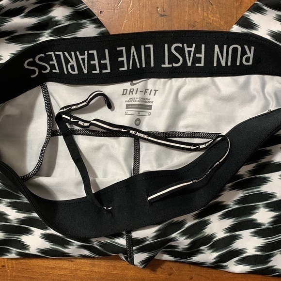 Nike Dri-Fit black and white style 645610-011 cropped leggings w/ zipper pocket - Picture 11 of 13